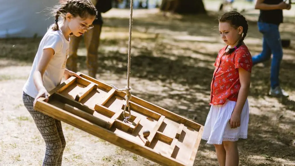 6 CHATEAU DE BRIDOIRE - jeux enfants bois ancien