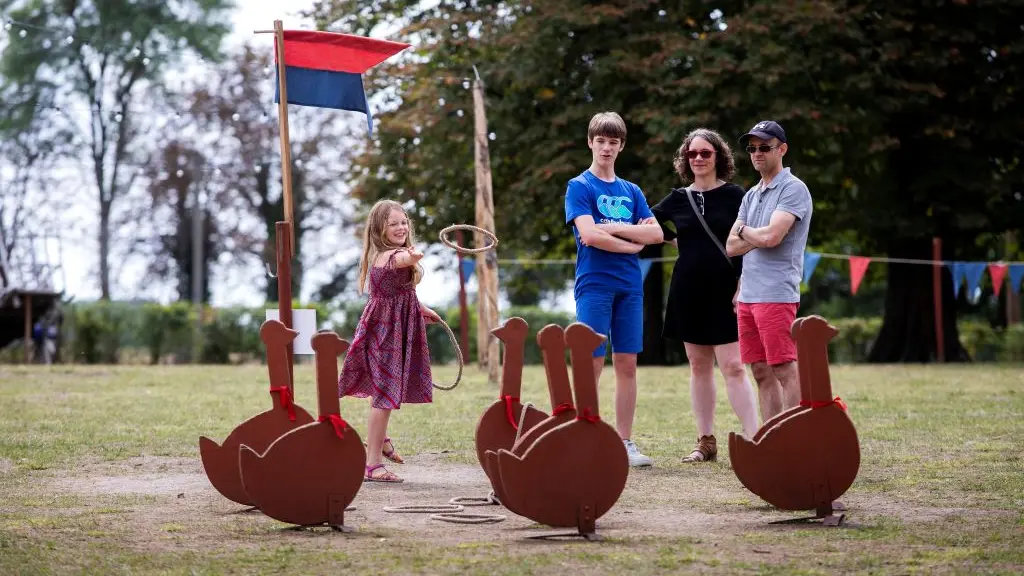 13  CHATEAU DE BRIDOIRE - jeux en bois ancien oie du Périgord