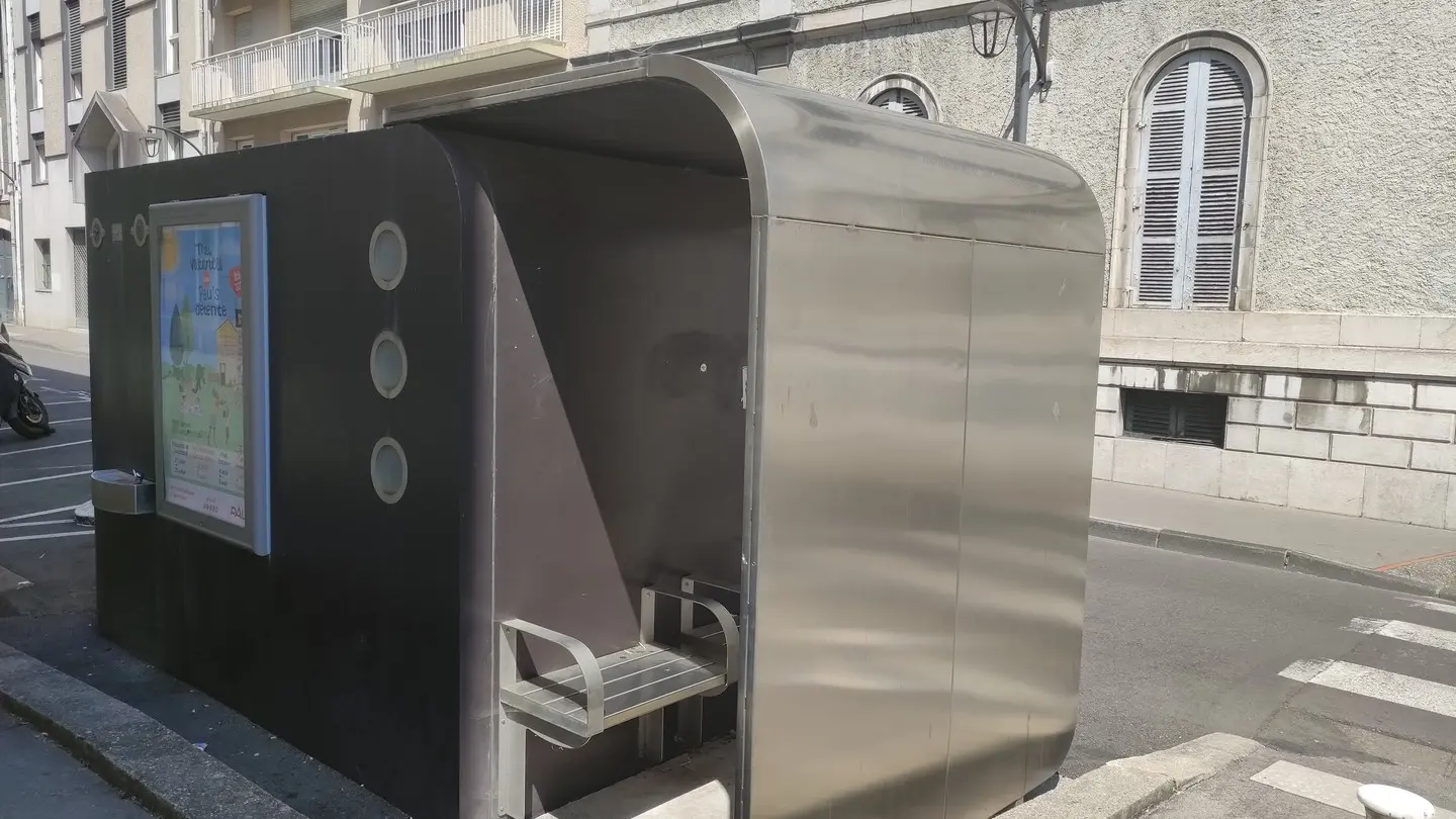 Toilettes place de la Libération Pau