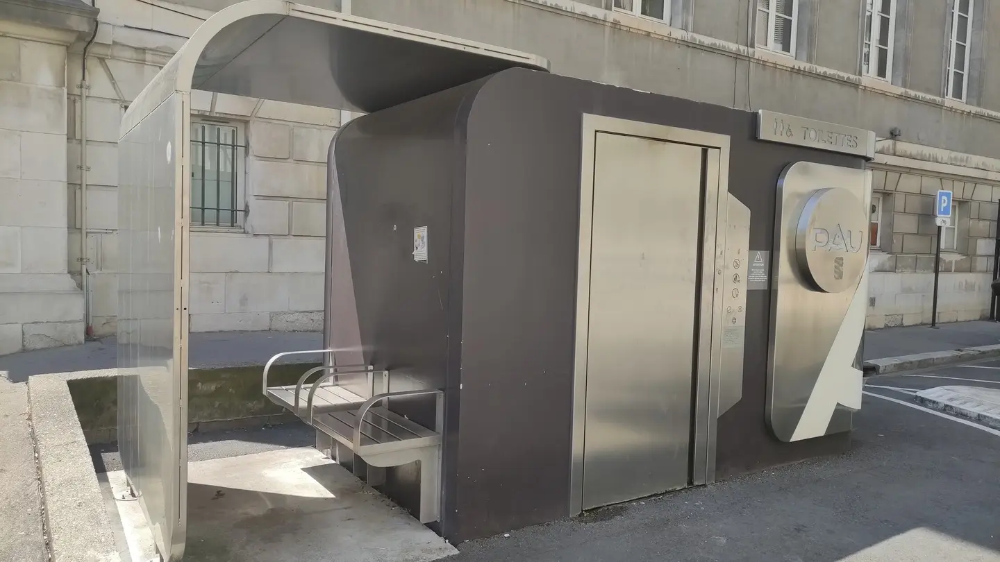 Toilettes place de la Libération Pau