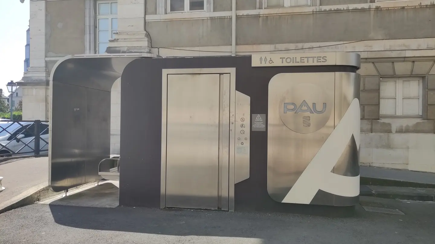 Toilettes place de la Libération Pau
