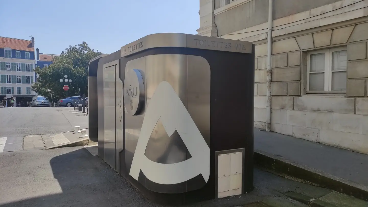 Toilettes place de la Libération Pau