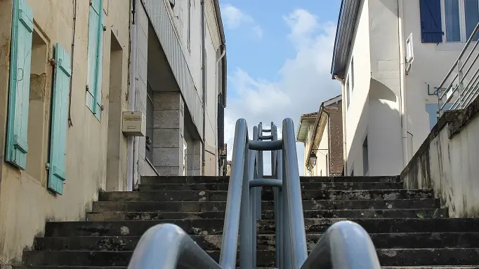 2020 - Montfort-en-Chalosse Escalier mairie ©vio.photographe