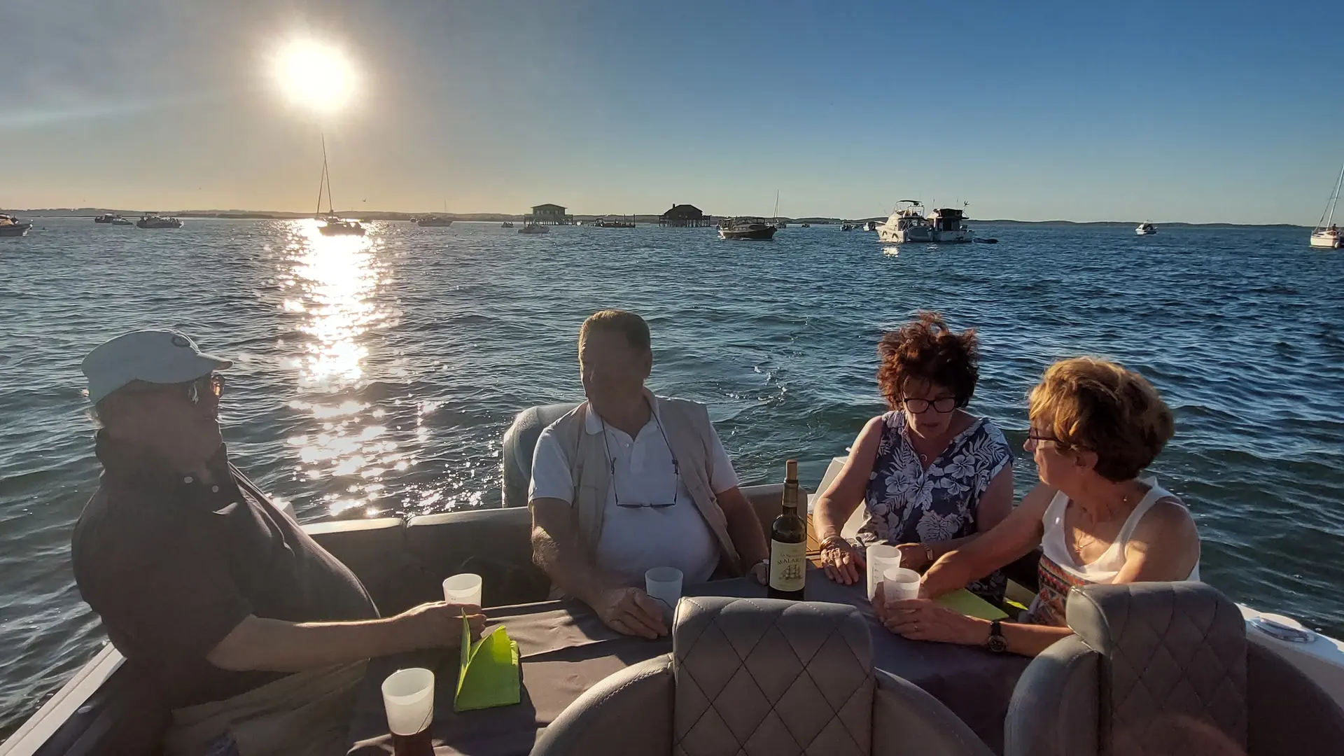 Groupe en dégustation sur le bateau