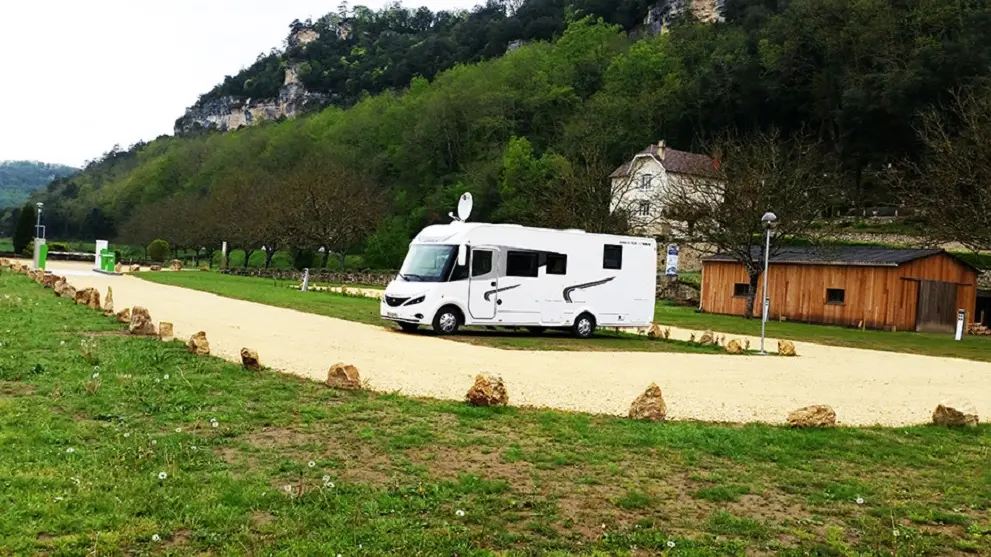 24-vezac-aire-etape-camping-car-park