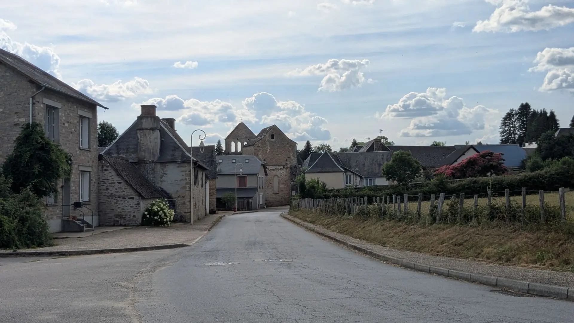 Arrivée bourg Meilhards (1)