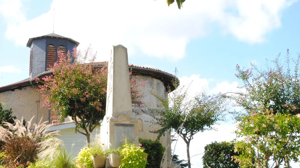 Baigts - Eglise et monument aux morts