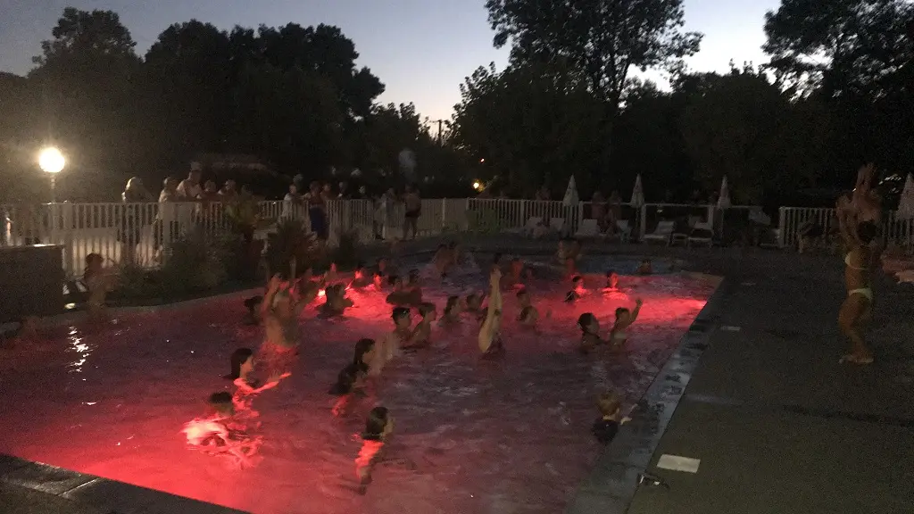 Camping-Cigaline-Montpon-piscine-nuit