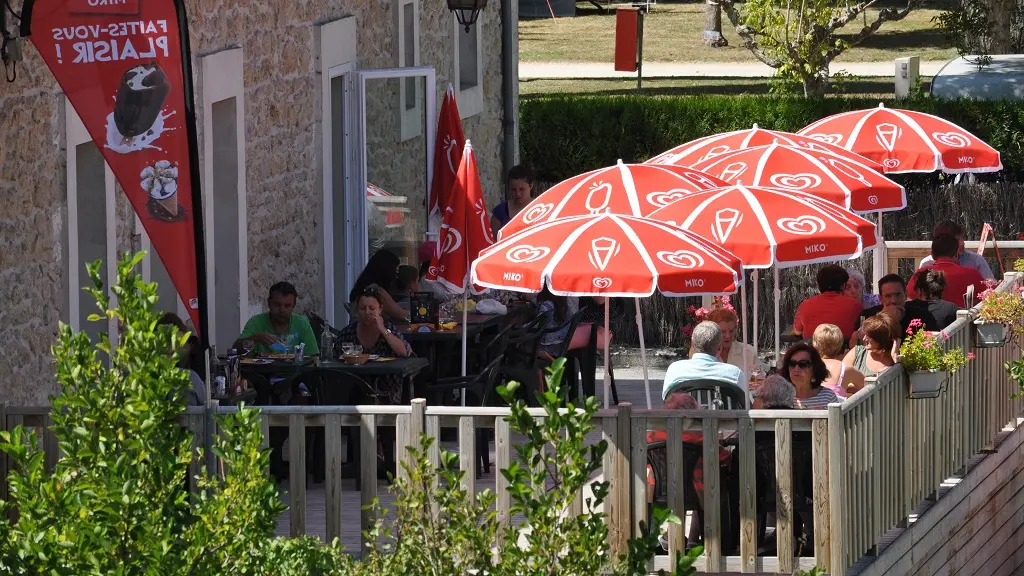 Camping-Cigaline-Montpon-terrasse-snack