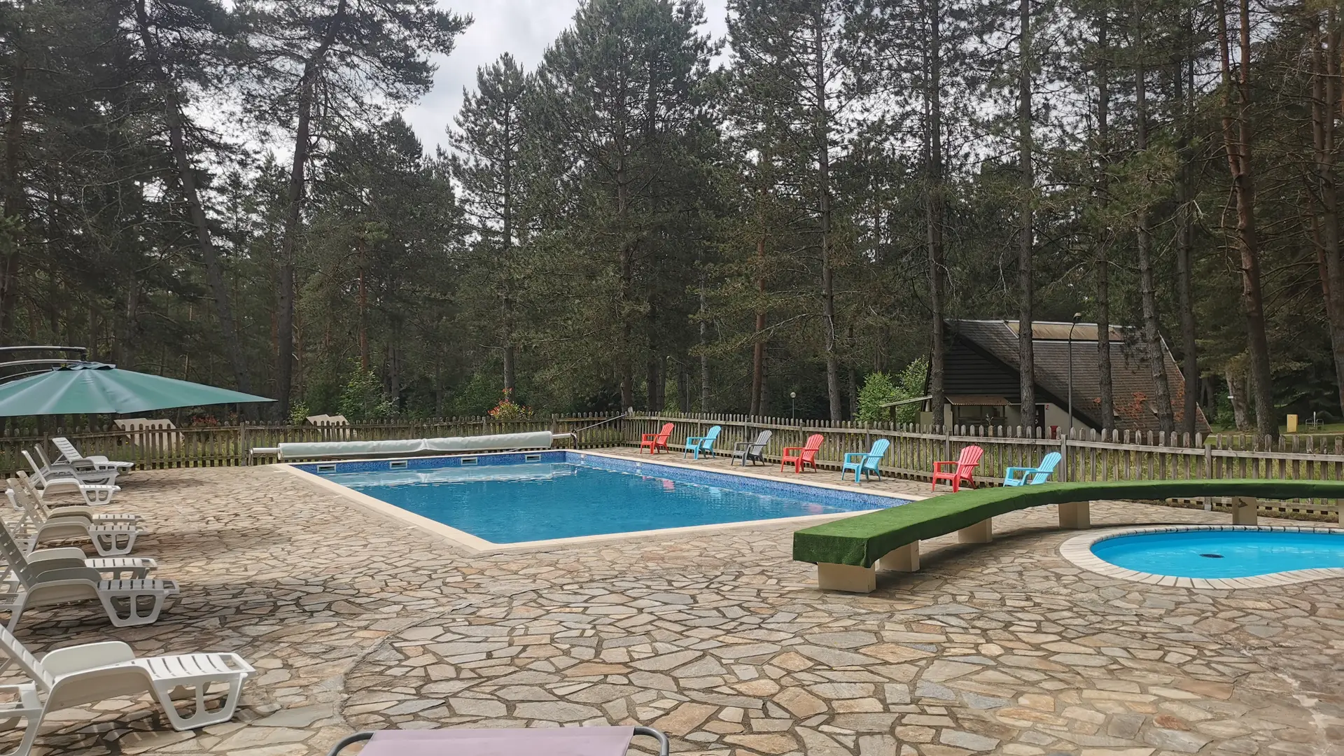 Camping nature avec piscine spacieuse