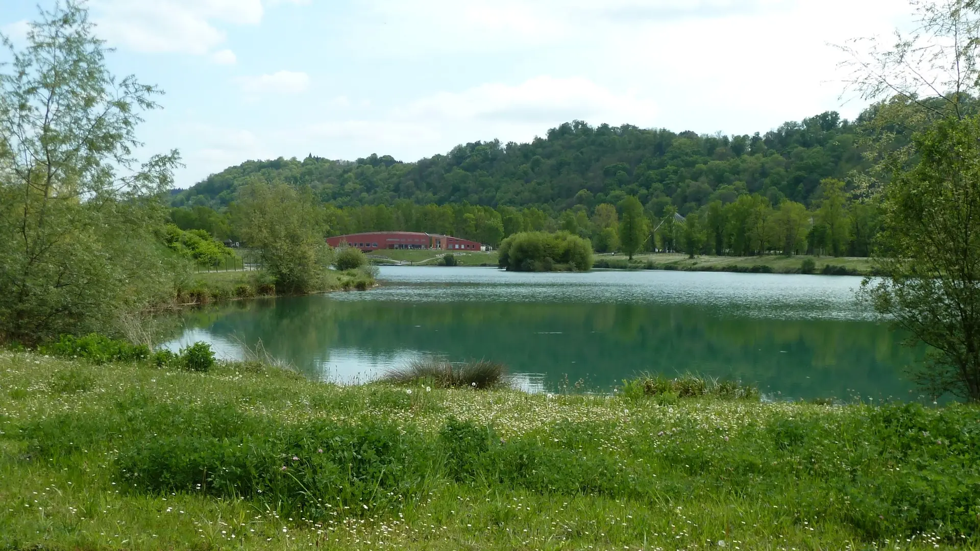 Vue sur le lac de Laroin - le lac