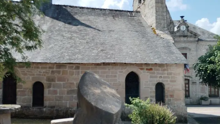 Eglise et fontaine Bugeat © Valérie Pigerol