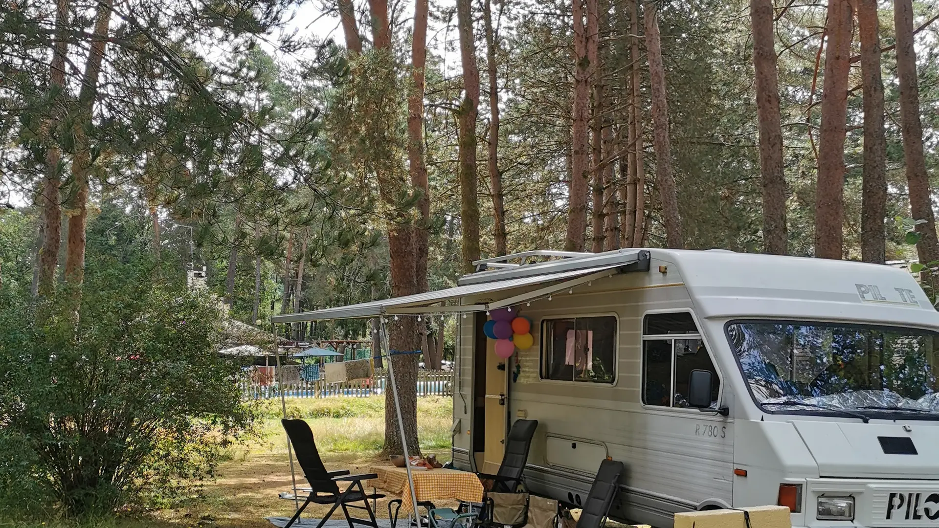 Emplacement camping-car ombragé