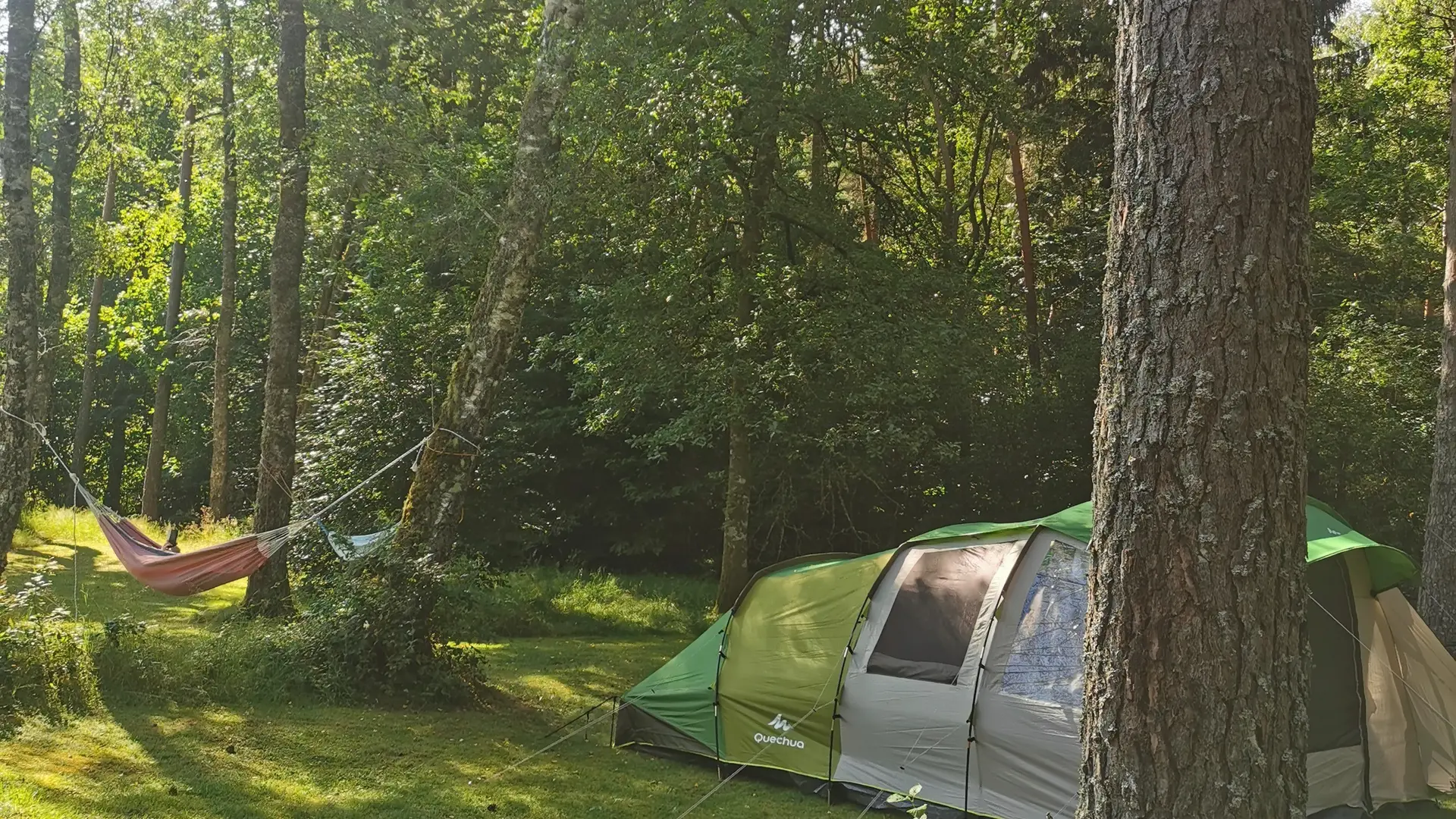 Emplacement camping tente ombragé