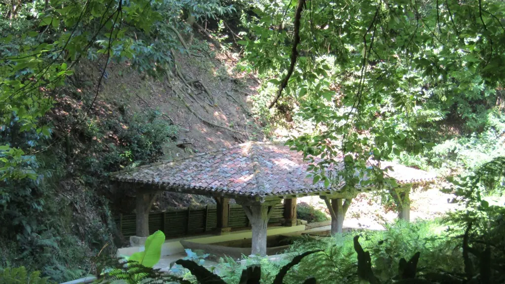 Fontaine cent marches - lavoir ombragé OT