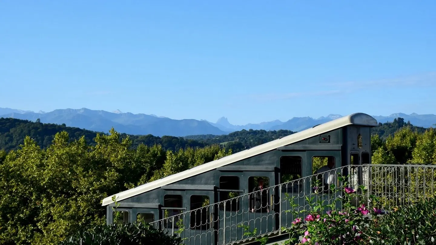 Funiculaire - Pau - Vue coteaux et Pyrénées