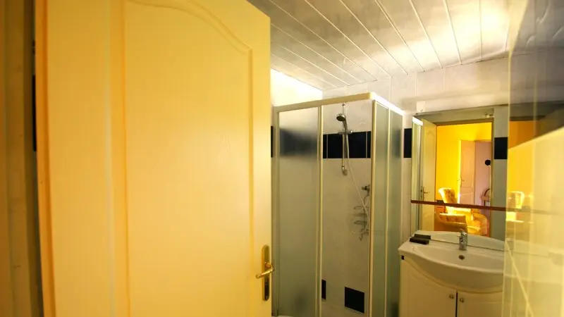 HLOAQU047FS001W3_THEZAC_SDE2