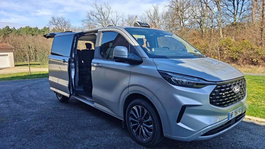 Véhicule taxi 8 à 9 places