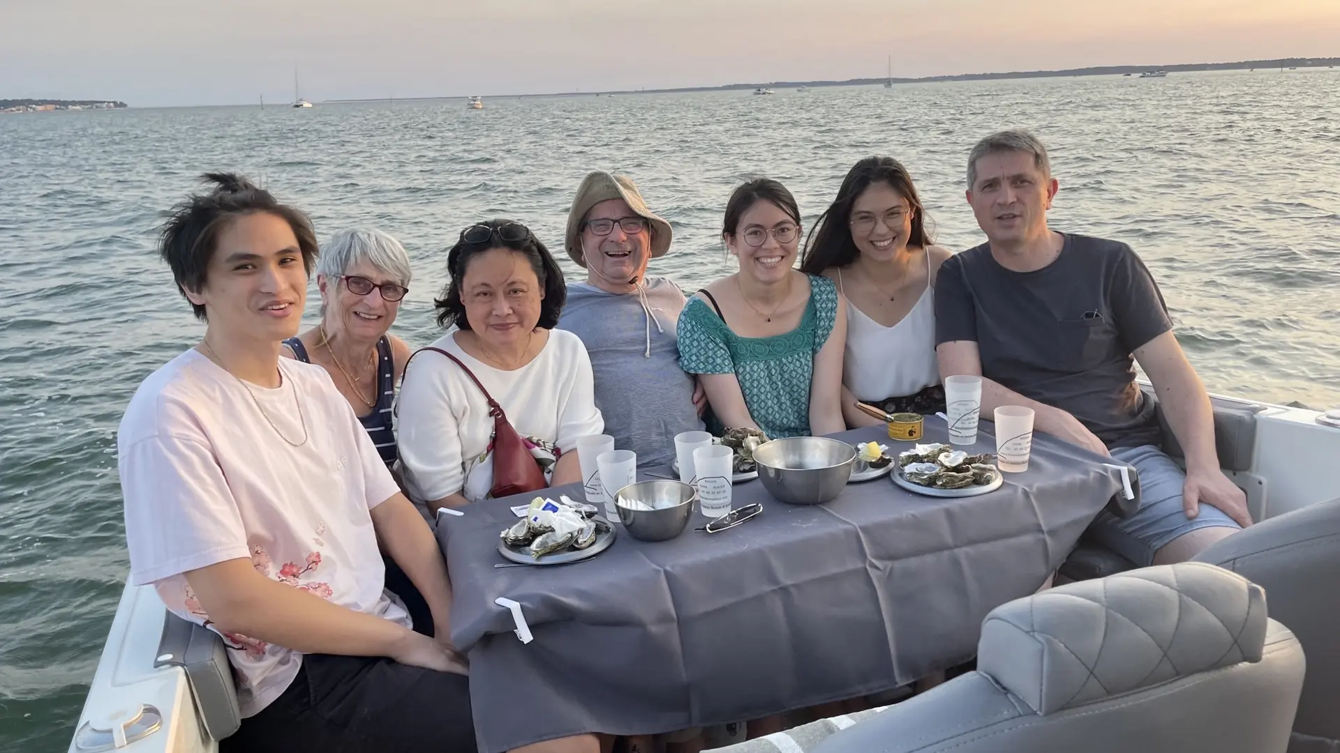 Groupe en dégustation sur le bateau