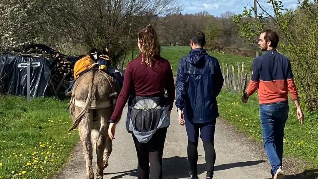 La saison des randonnées est lancée ! Ce week-end, ce sont deux groupes d'adultes qui ont pu arpenter les sentiers correziens. Ici en compagnie de Vicomte sur le POC (ancienne voie de chemin de fer Paris-Orléans-Corrè