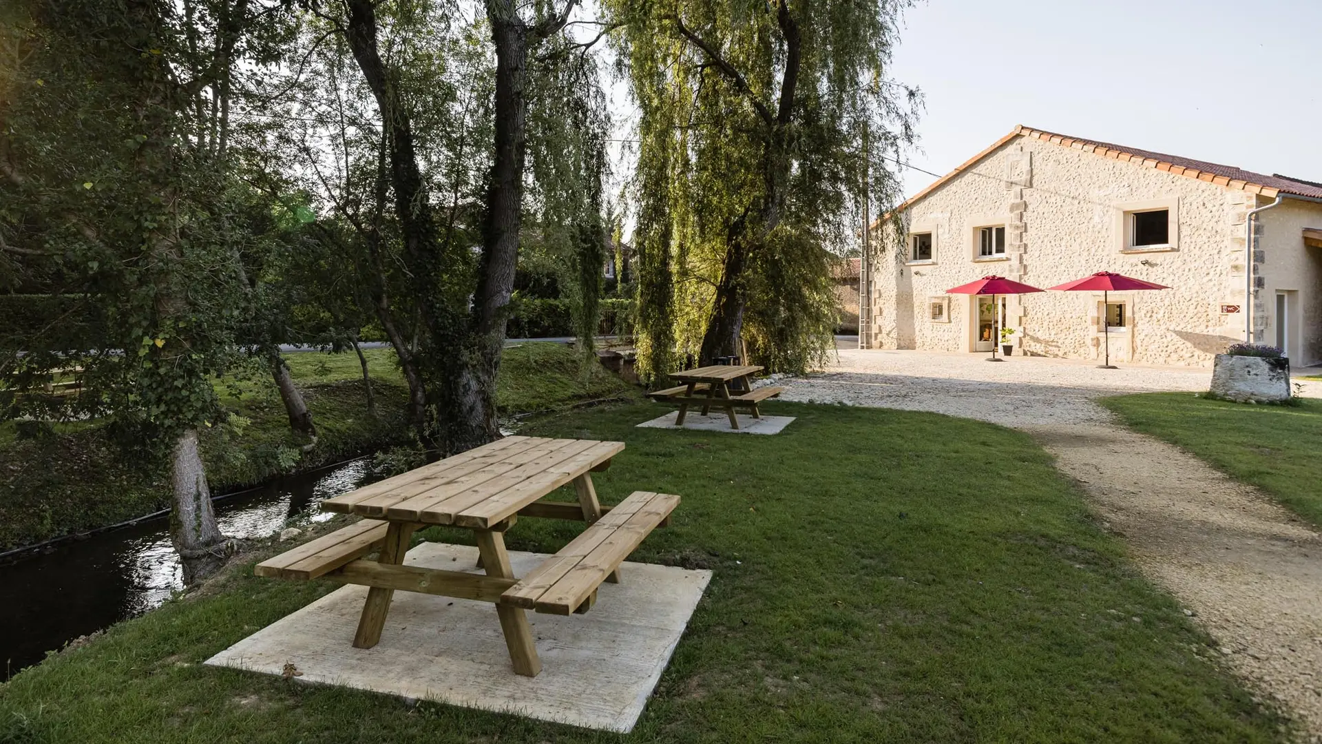 L’aire de pique-nique au Moulin de la Veyssière à Neuvic