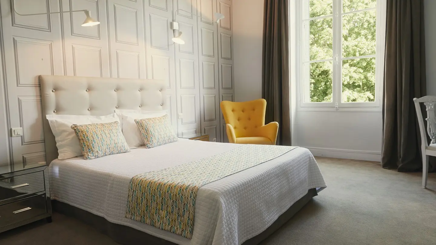 Hôtel Bristol - Pau - Chambre double fauteuil jaune