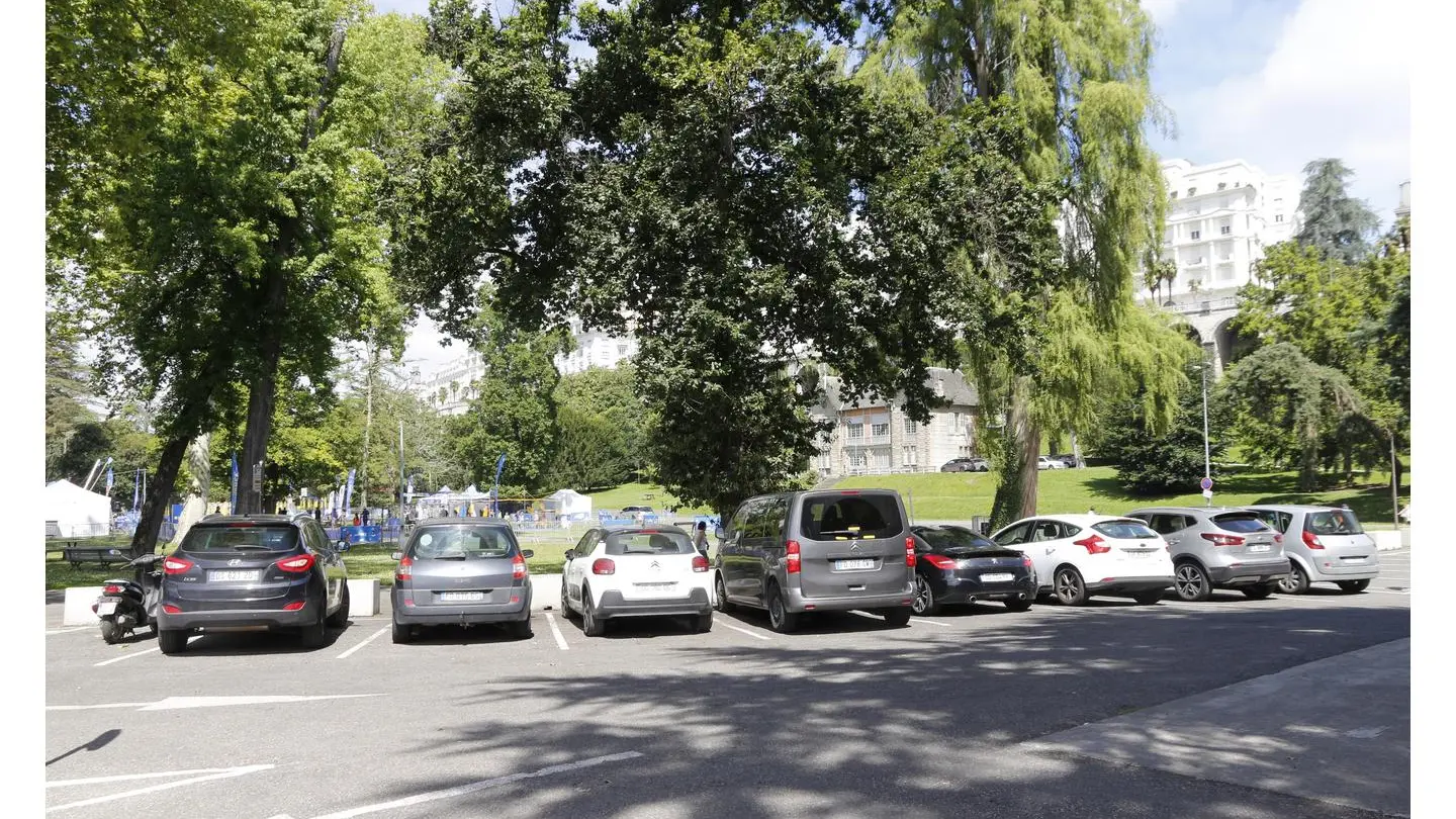 Parking Philippe Tissié véhicules