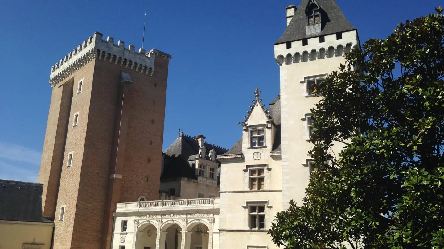 Pau-entree-du-Chateau-©CDT64-E.Roy_-scaled