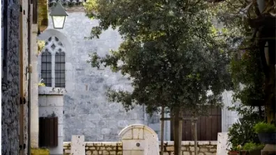 Place de l'Eglise Ste Foy, Pujols