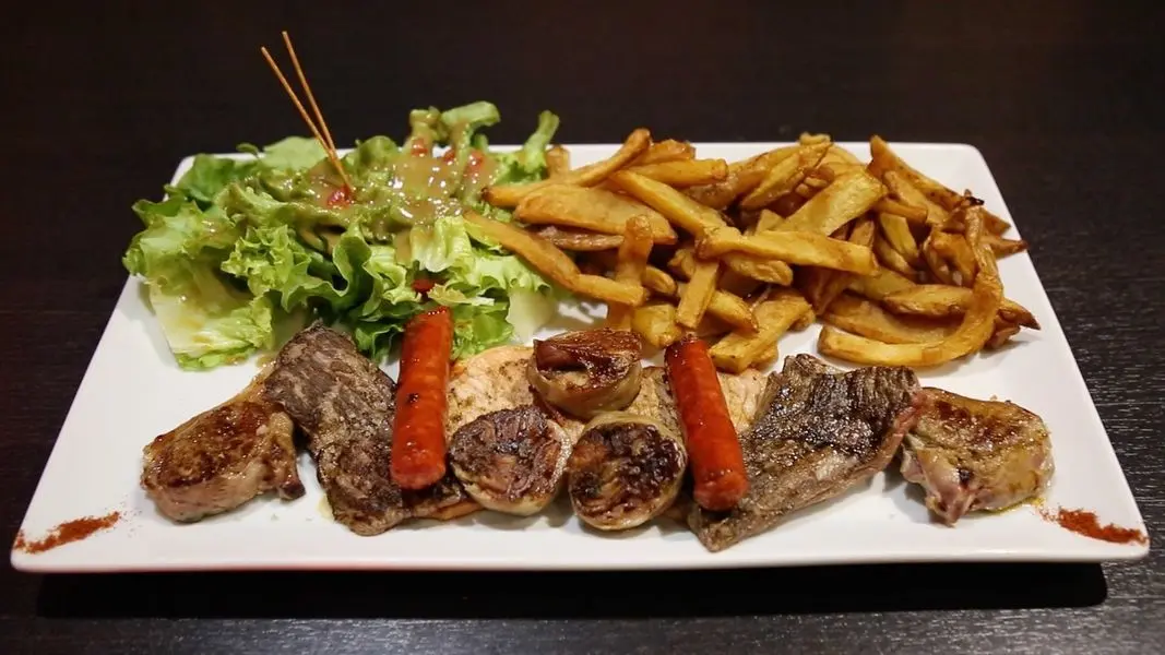 Assiette de boeuf et frites