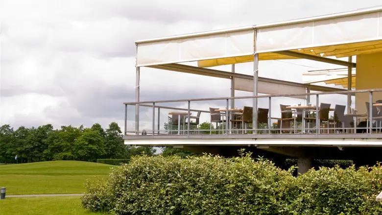 Terrasse-de-la-Brasserie-du-Lac-_-relais-de-Margaux_w1