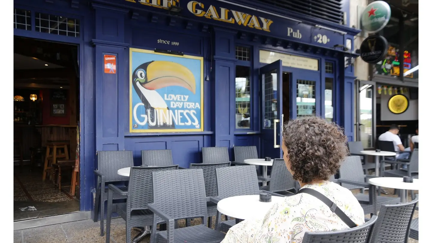 The Galway - table en terrasse