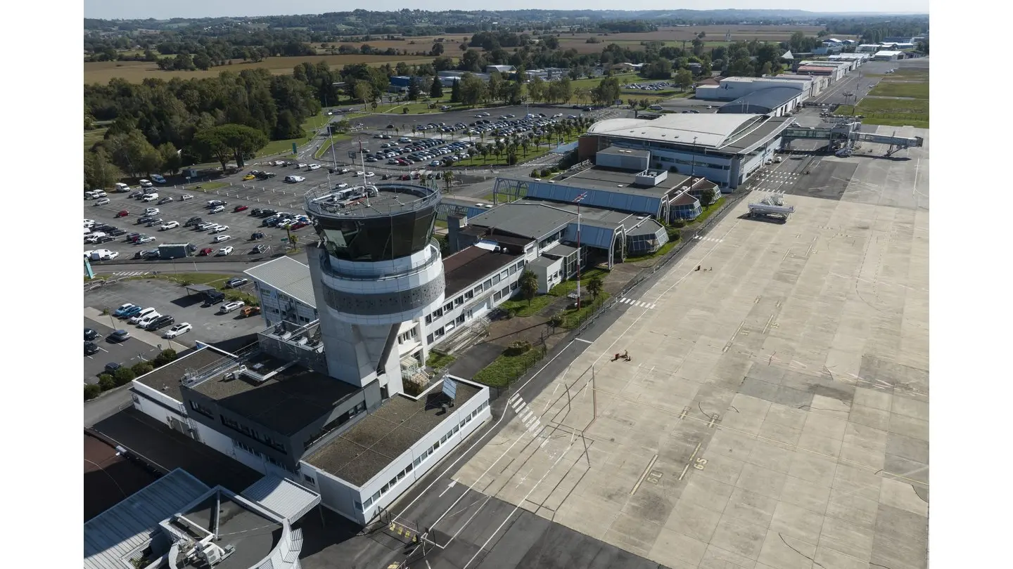 Vue de l'aéroport en drone tour de controle
