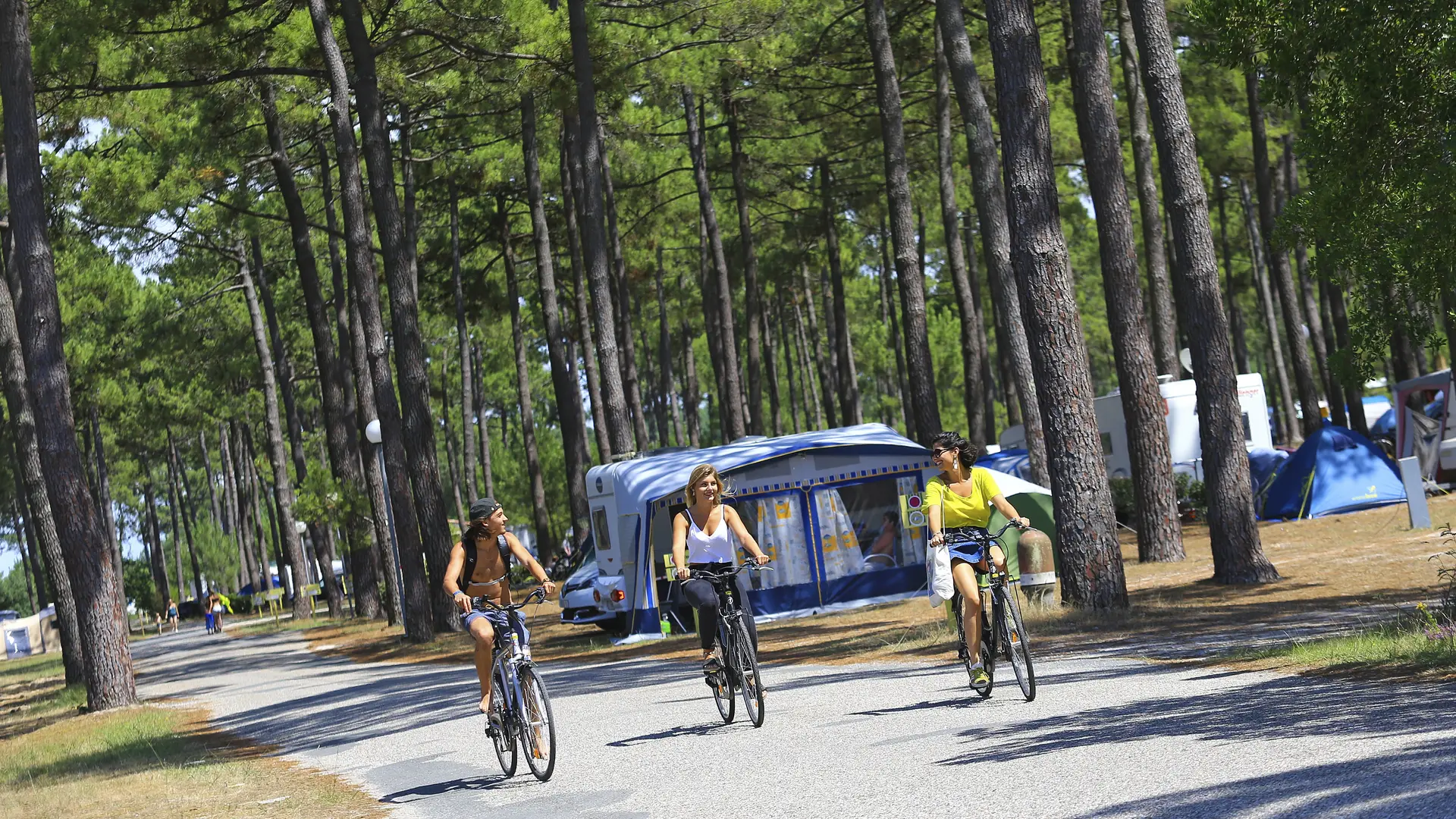 allee-velo_camping medoc-plage