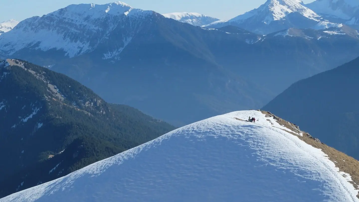 Au delà du boulevard - Gelos - Montagnes enneigées