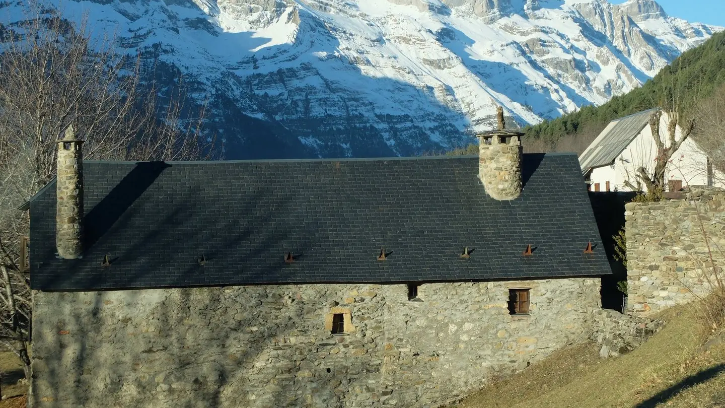 Au delà du boulevard - Gelos - Maison et montagnes enneigées