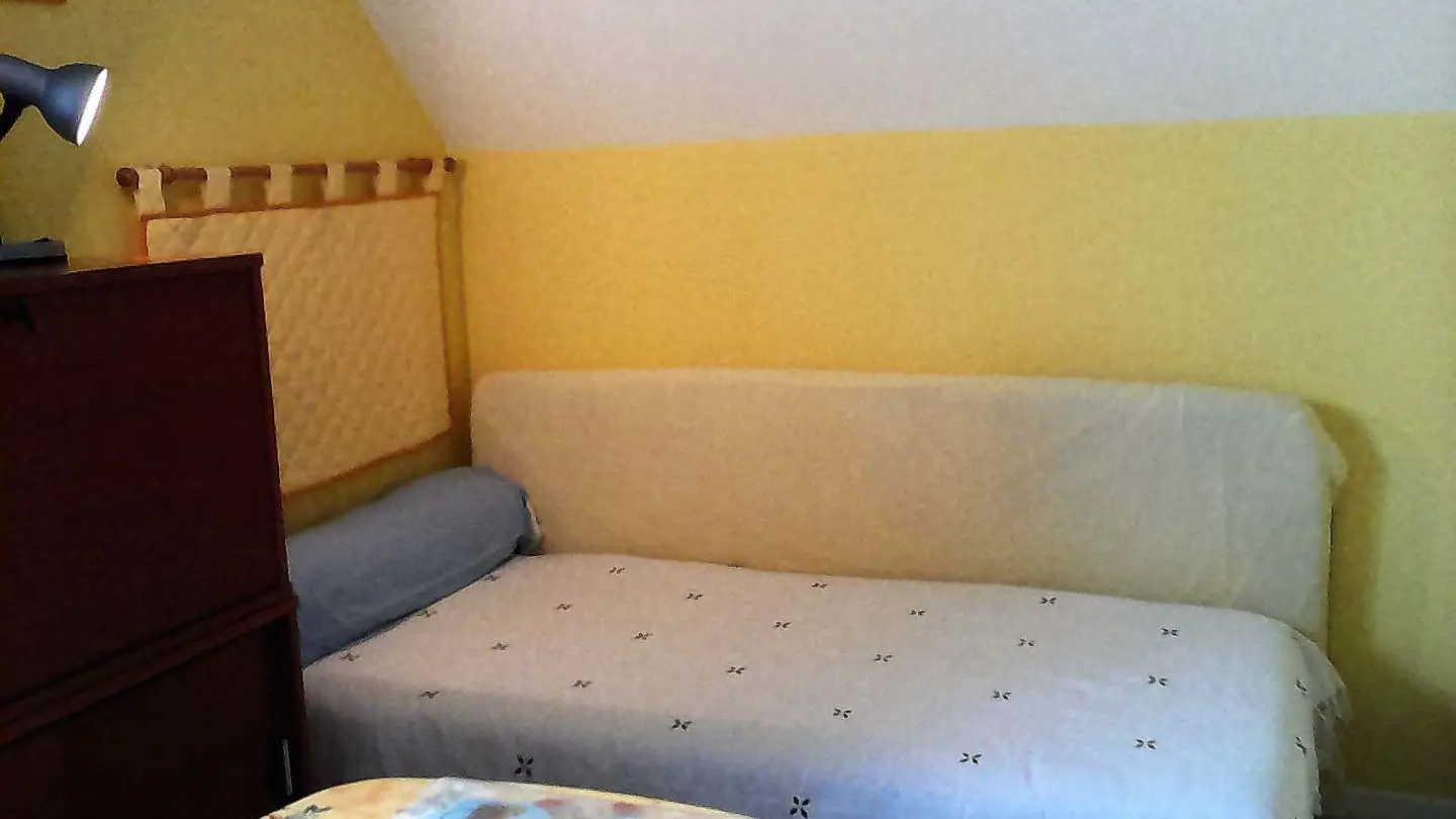 Le Pesquit - Lescar - chambre jaune lit enfant