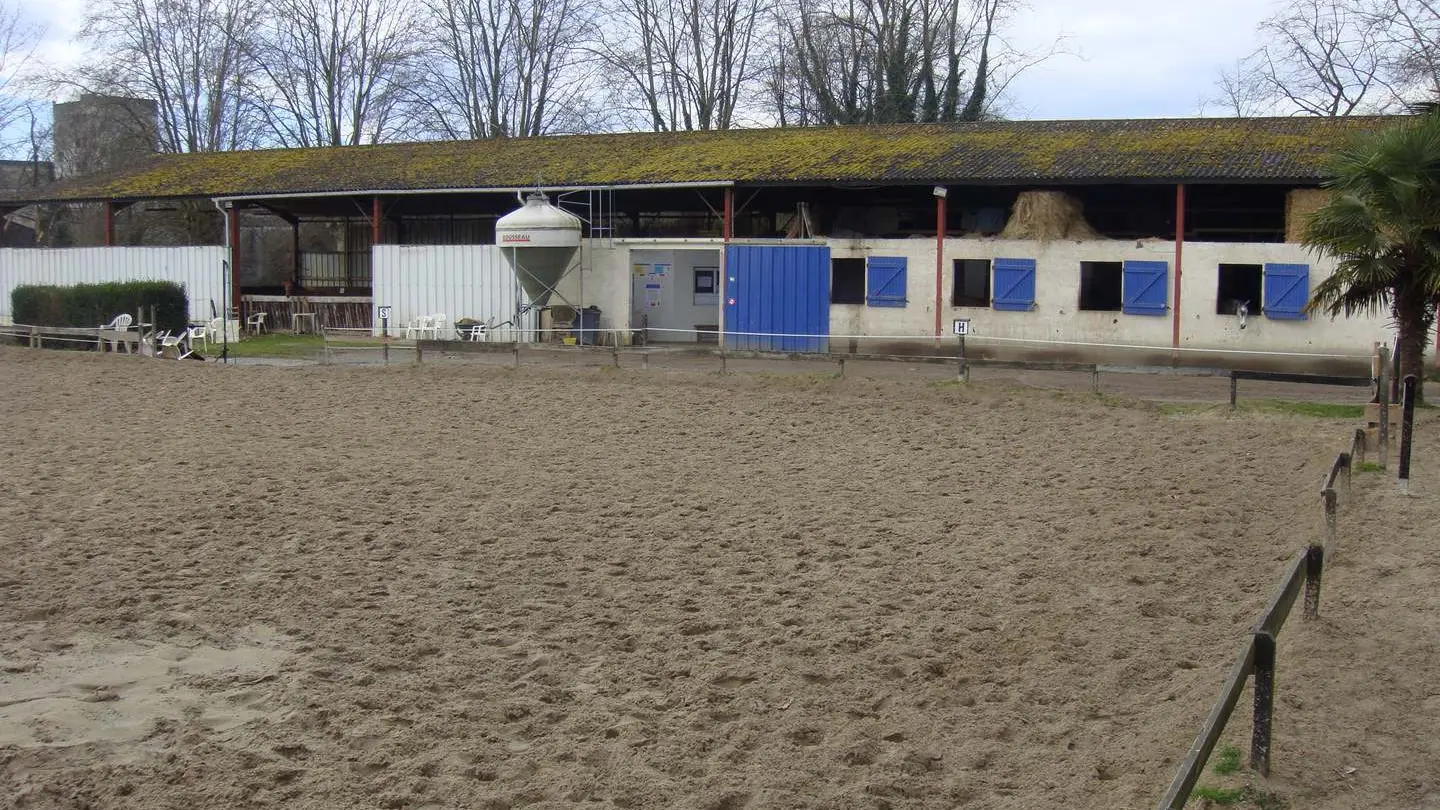 Club Hippique - Lescar - manège extérieur