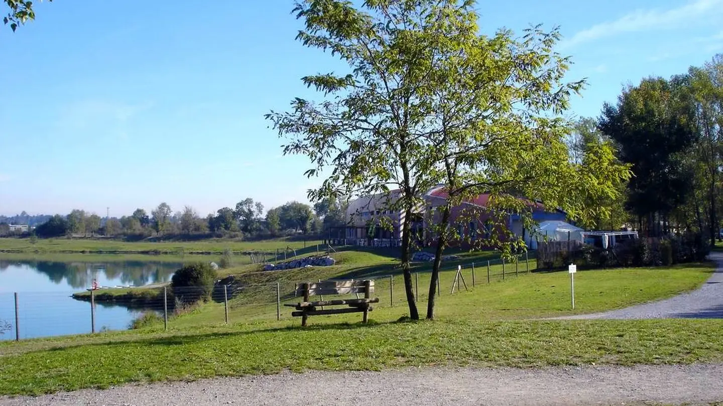 Vue sur le lac de Laroin - chemin de balade