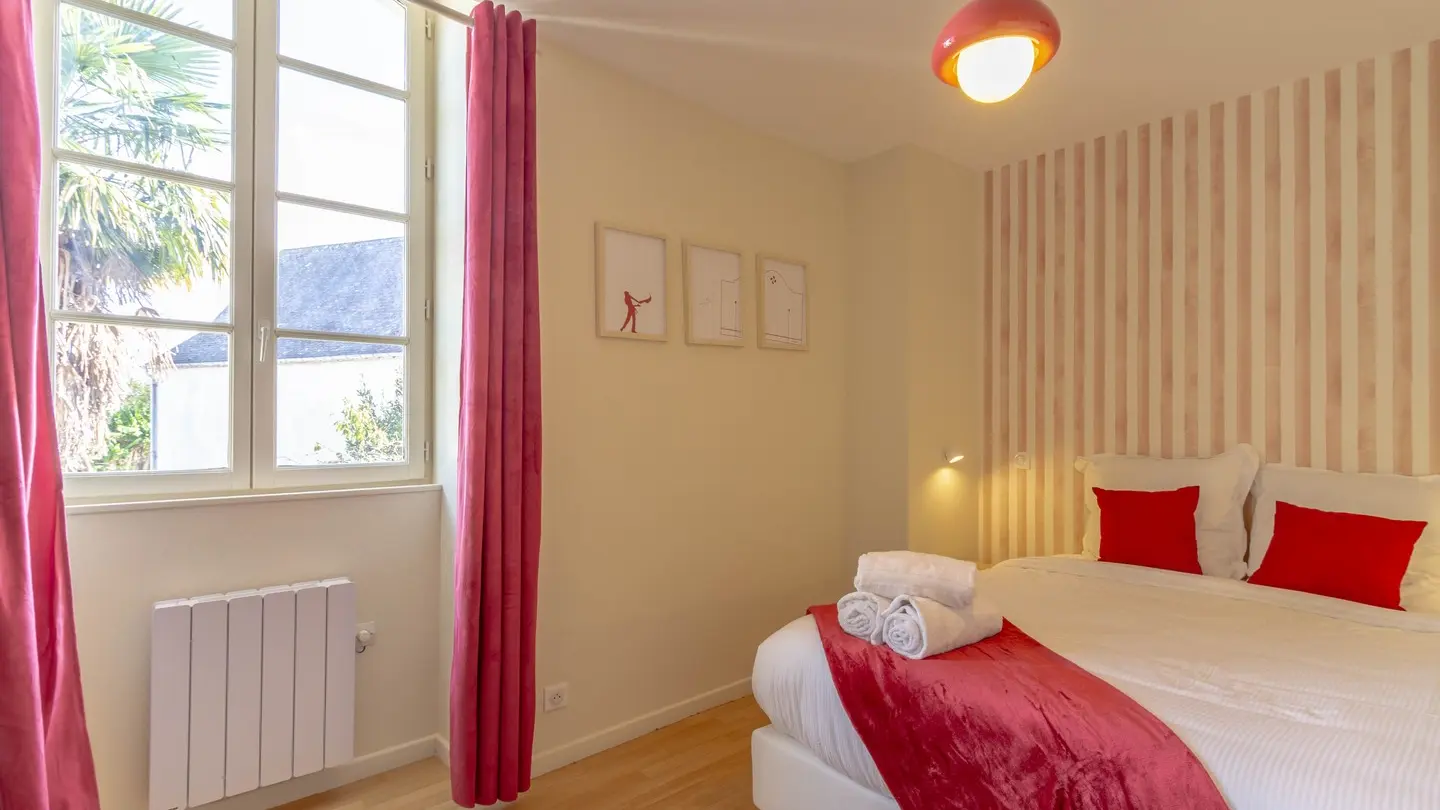 Meublé Senilhe - Lescar - chambre rouge