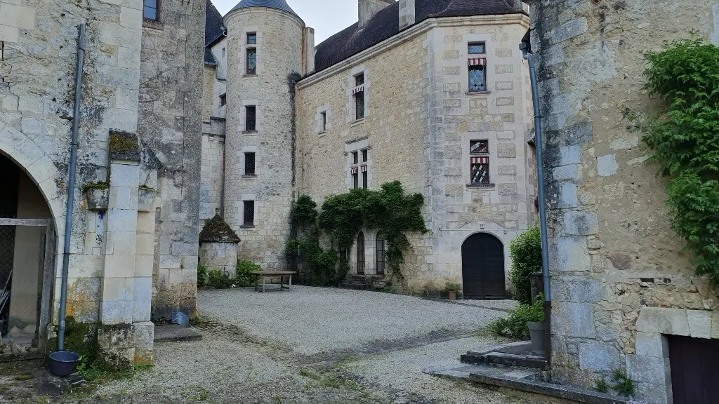 cour interieure chateau Bellegarde