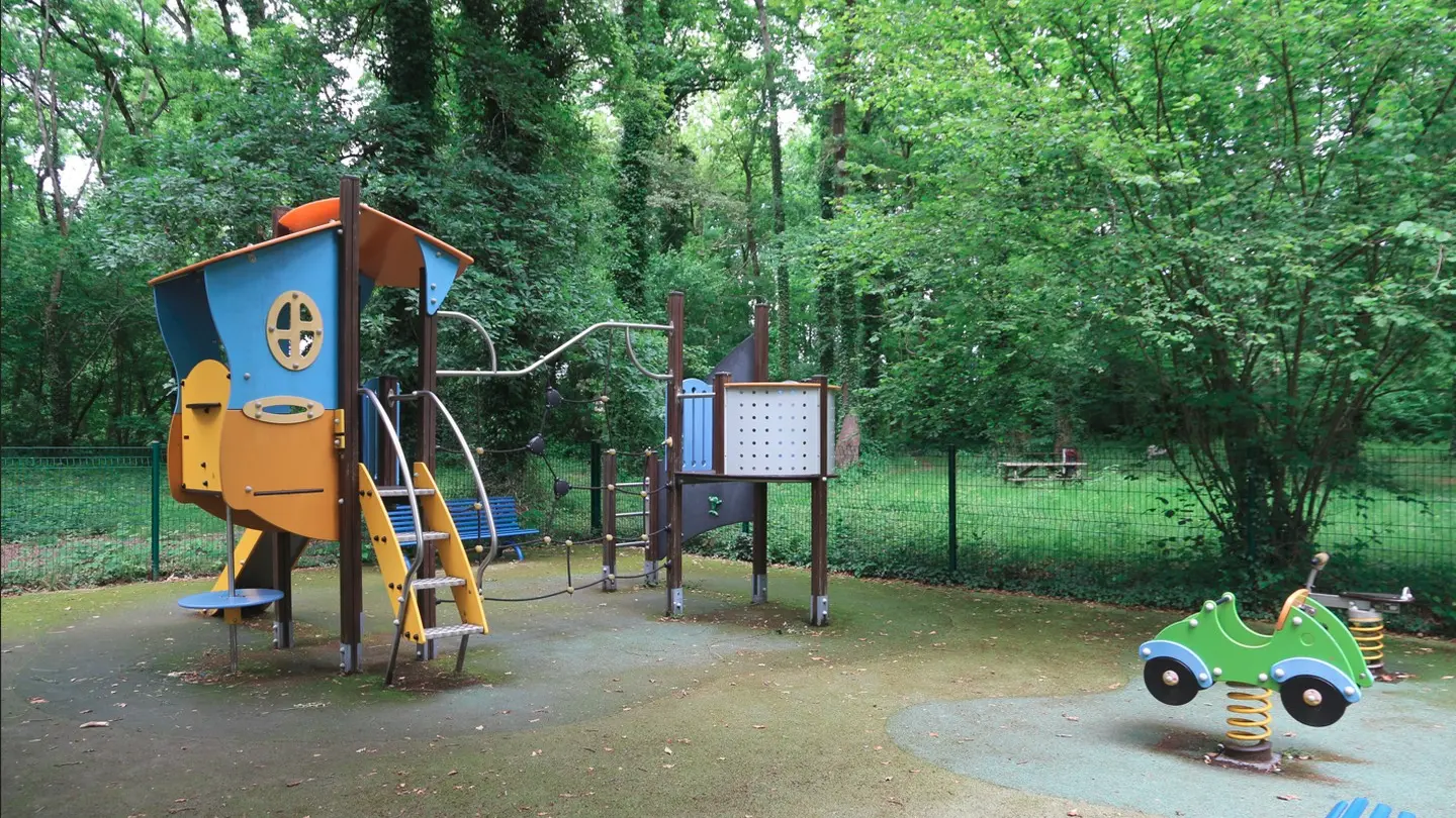 Aire de jeux - lons - vue d'ensemble