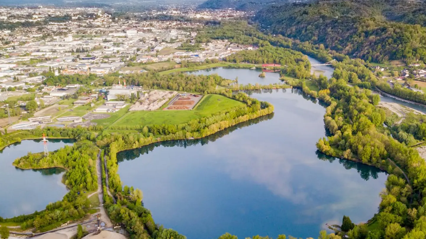 Vue sur le lac de Laroin - vue aérienne