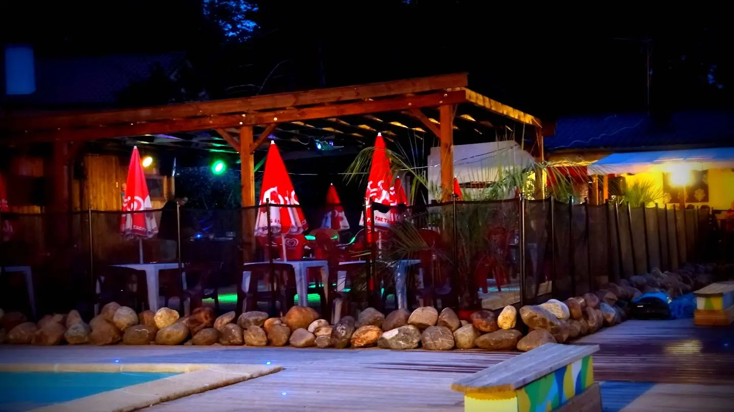 Camping LeTerrier - Lescar - bar le soir