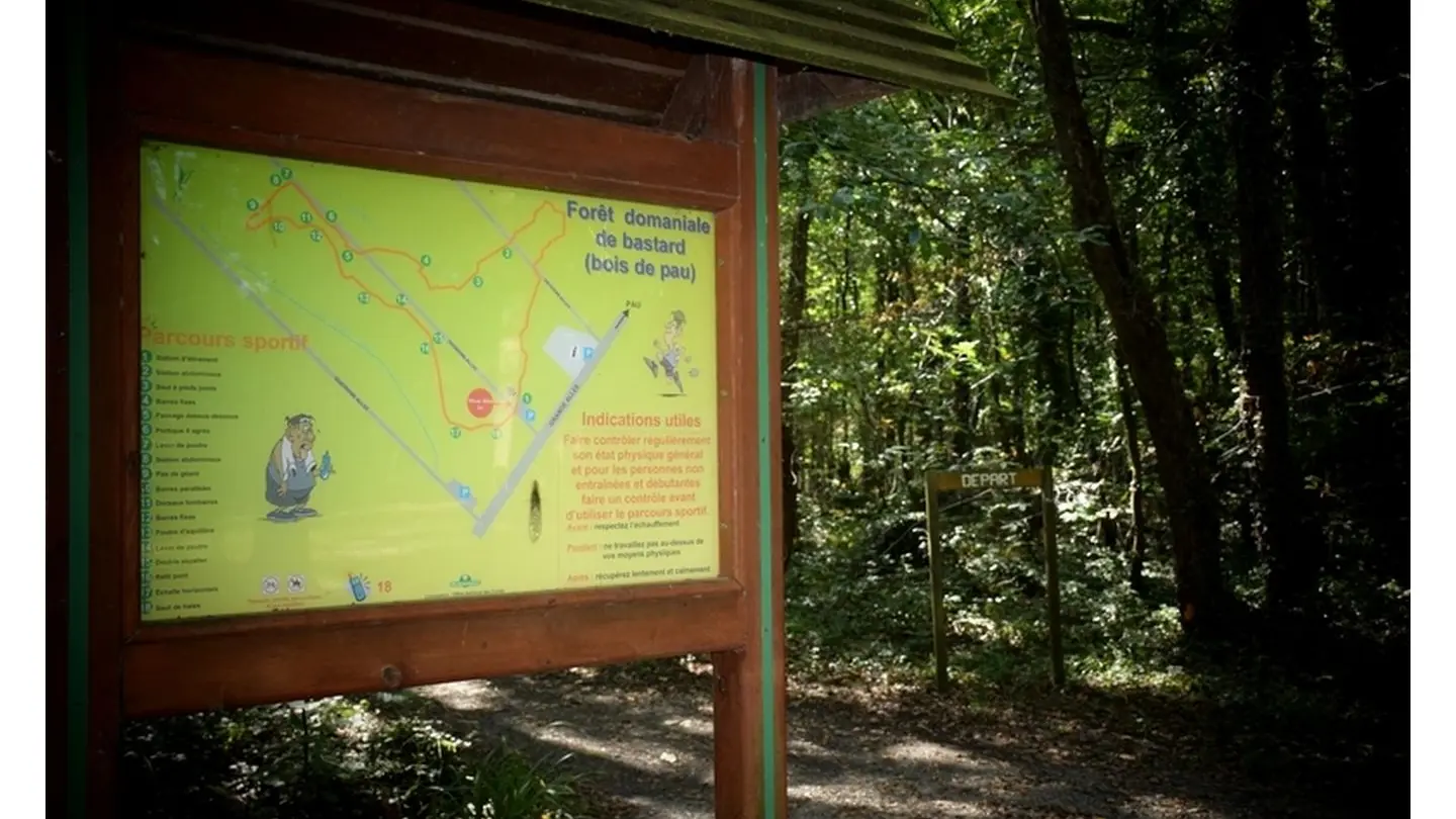 Forêt domaniale de Bastard - Pau - Panneau parcours sportif