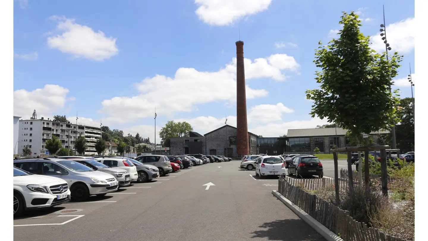 parking de la gare de pau - longue durée - usine de tramways -cheminée