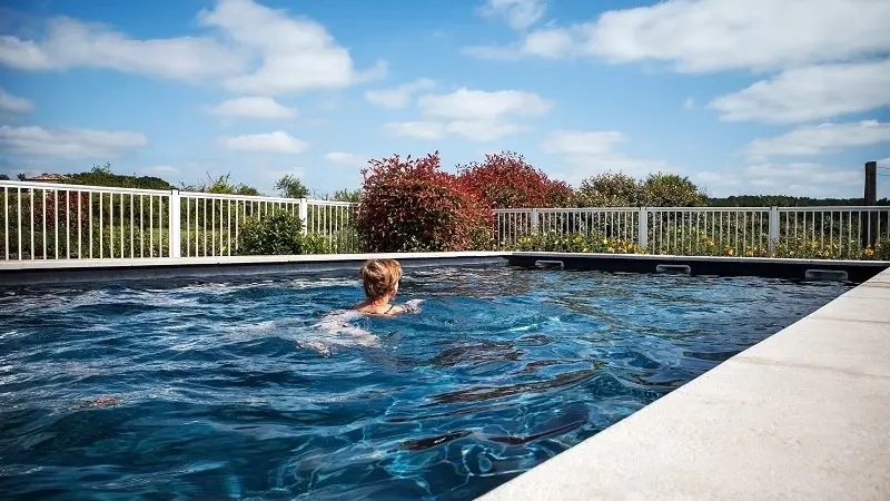 piscine extérieure relais