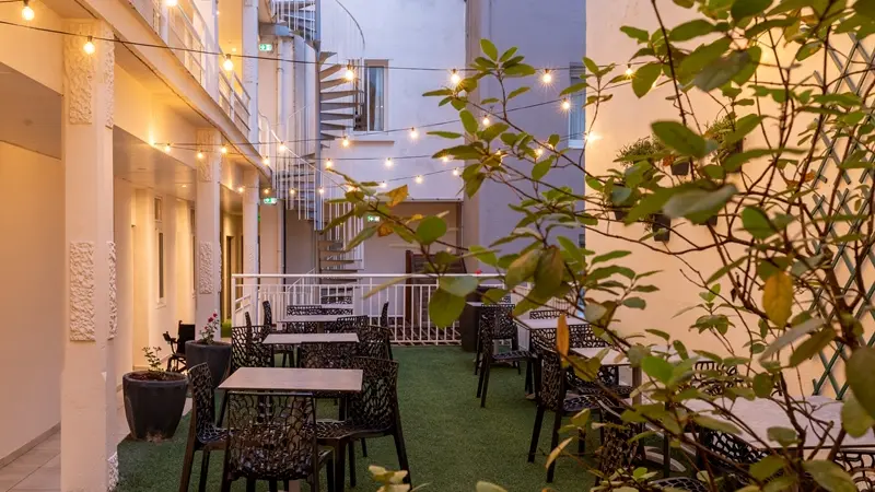 Lourdes Hôtel Croix des Bretons terasse patio soir