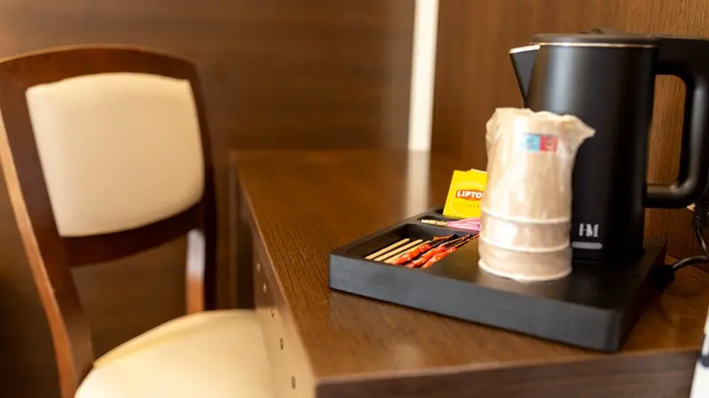 Lourdes Hôtel Croix des Bretons - bureau bouilloire