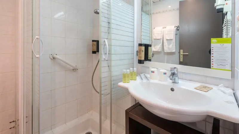 Lourdes Hôtel Croix des Bretons - salle de bain douche